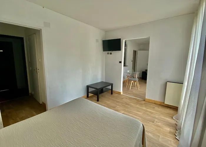 - Restaurant De La Paix Hotel