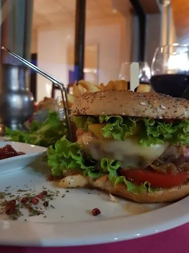 - Restaurant De La Paix ホテル